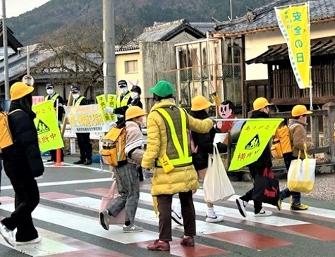 千代川小学校通学路で交通安全の啓発