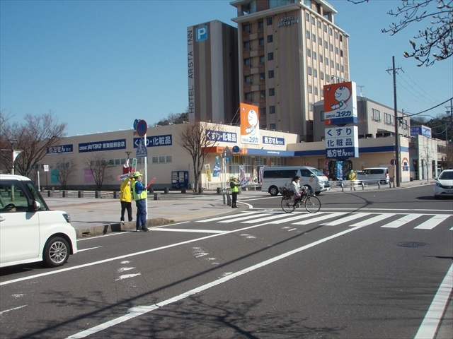 JR東舞鶴駅付近で交通安全啓発活動