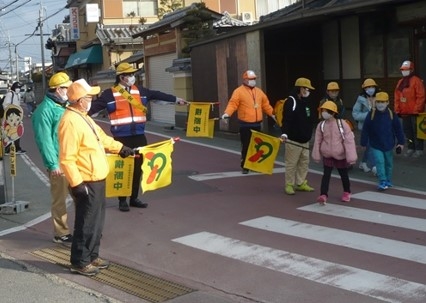 多賀小学校等周辺で交通安全見守り活動