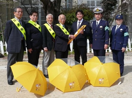 新入学一年生へ黄色の傘を贈呈！