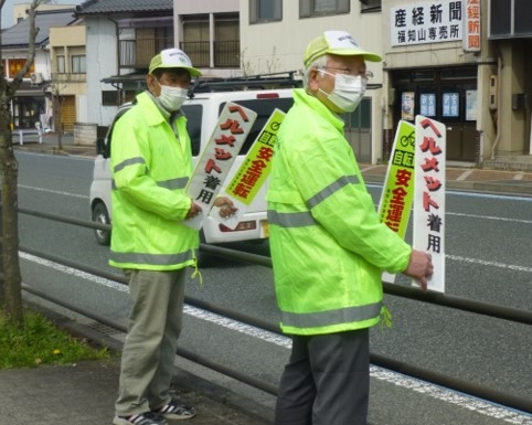 福知山市役所前で自転車利用時のヘルメット着用を呼び掛け！