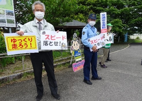 ながればし・さくらであい館前で交通安全の啓発