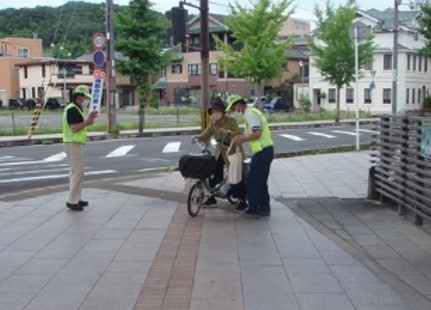 JR東舞鶴駅の駐輪場周辺で自転車乗車時のヘルメット着用を呼び掛け