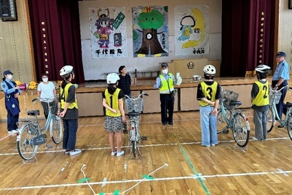 子ども自転車全国大会出場校にヘルメットを贈呈！