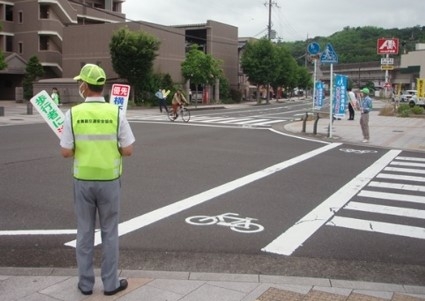 信号機のない横断歩道で交通安全を呼び掛け