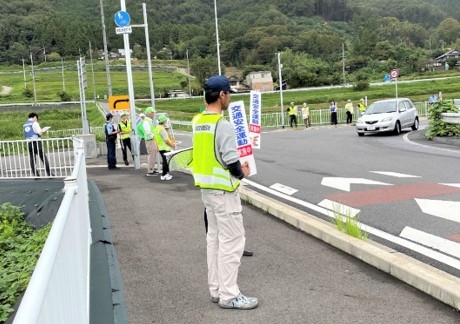 千歳町府道25号交差点で安全運転を呼び掛け