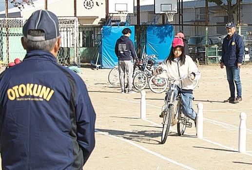 乙訓地区内の小学校4校で自転車教室を開催