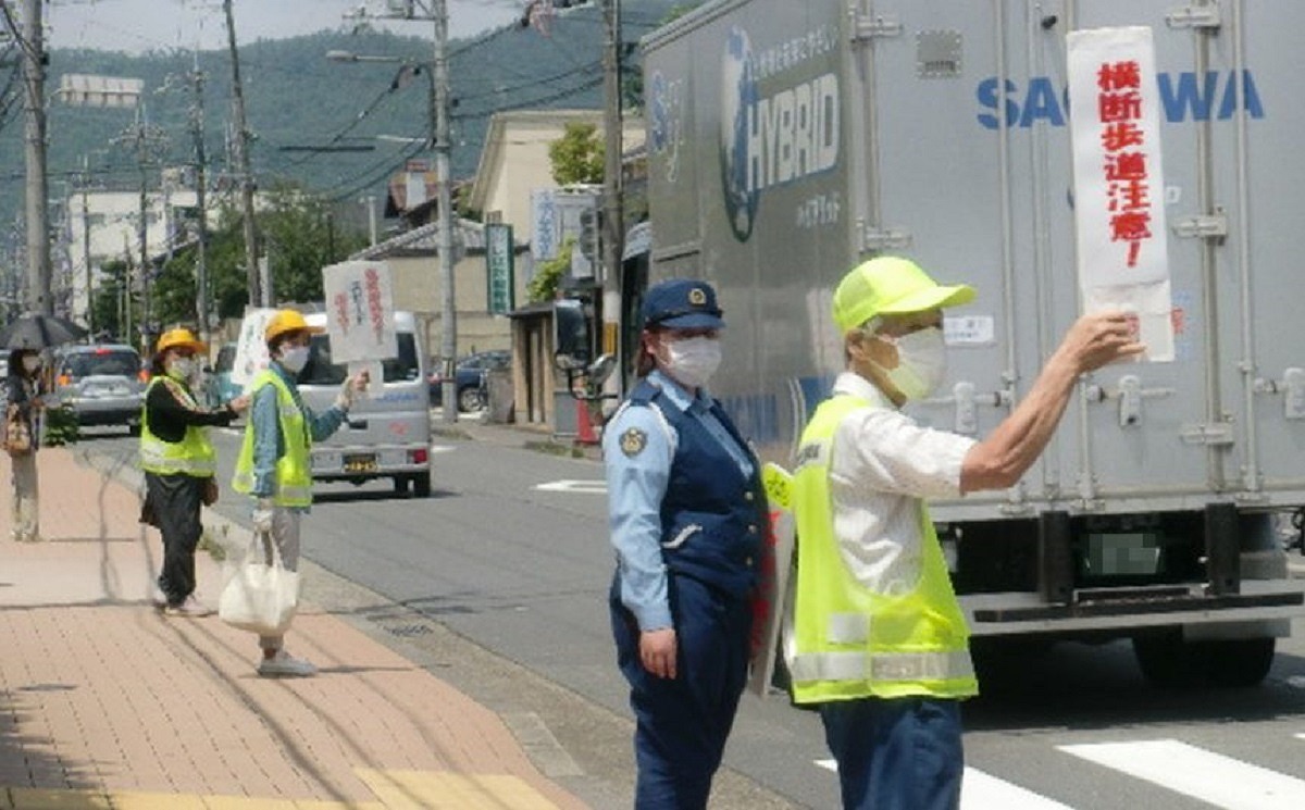 信号機のない横断歩道における交通安全活動