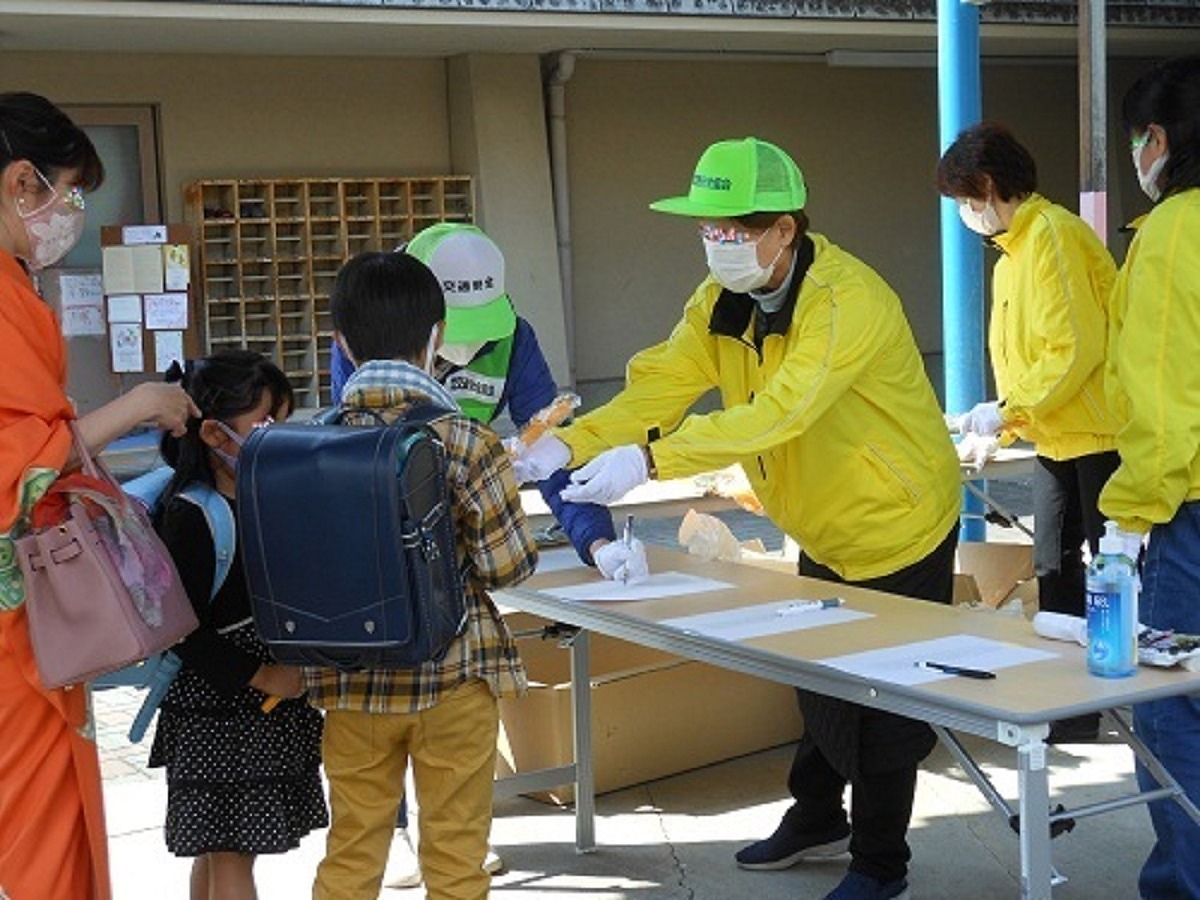 小学校新一年生に交通安全傘を寄贈