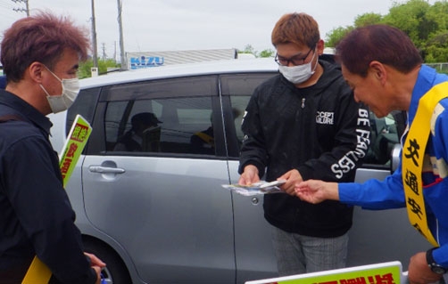 ローソン木津川山城店前で飲酒運転防止を呼び掛け