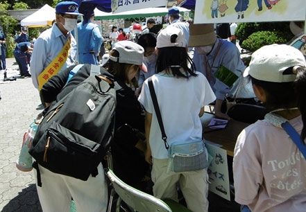 西京こどもまつりで交通安全を呼び掛け