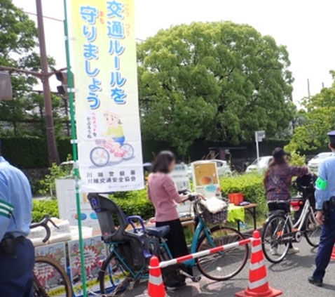 京都大学前で自転車の安全利用を呼び掛け