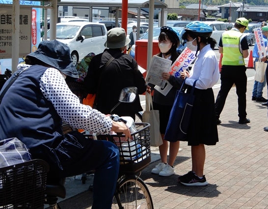 バザールタウン舞鶴店で自転車の安全利用を呼び掛け