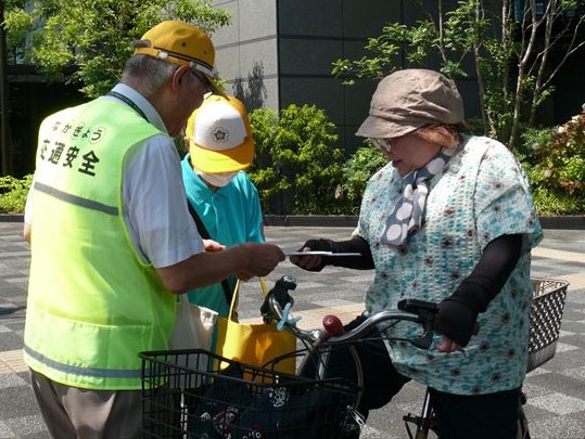 烏丸御池交差点で自転車の安全利用を呼び掛け