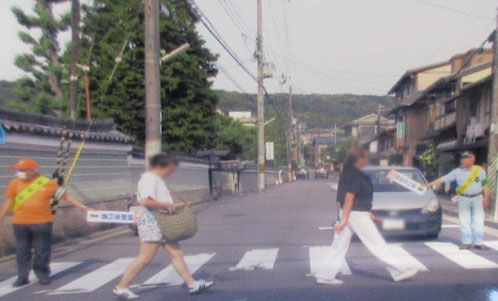 大和大路通八坂交差点で歩行者優先を呼び掛け