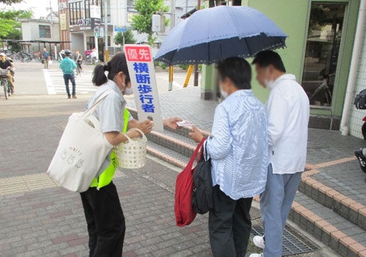 白川通北山交差点で横断歩道の歩行者優先を呼び掛け