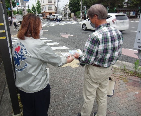 北野天満宮前で安全な道路横断を呼び掛け