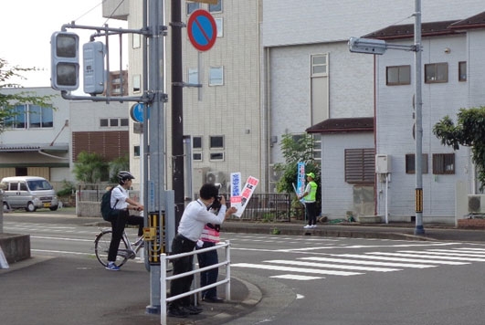 井倉新町交差点で自転車用ヘルメット着用を呼び掛け✨