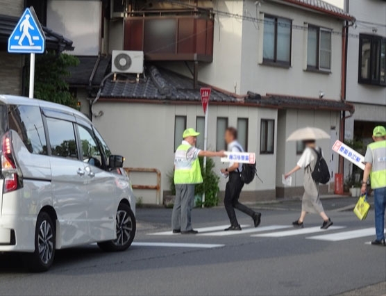 歩行者優先！信号のない横断歩道で呼び掛け