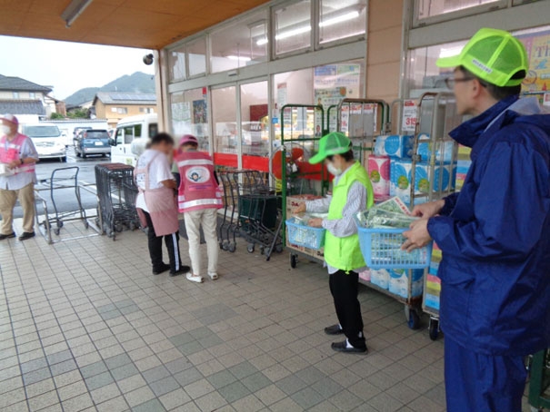 業務スーパー綾部店で交通事故防止を呼び掛け✨