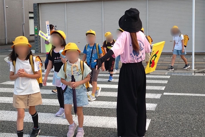 犬石書店前で通学路の見守り活動✨