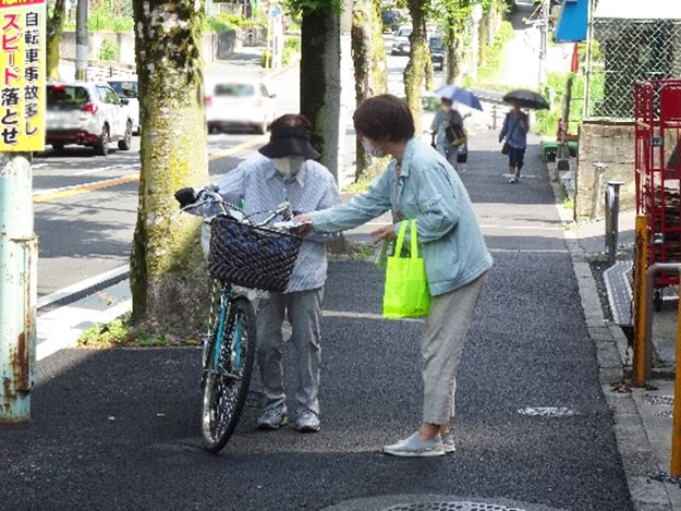 ライフ男山店前で自転車ヘルメット着用を呼び掛け✨