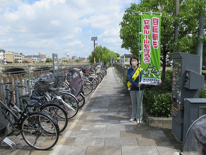 川端七条交差点で自転車安全利用五則を呼び掛け！