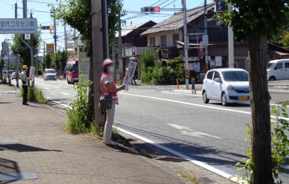 マツモトあやべ店前で自転車用ヘルメットの着用を呼び掛け