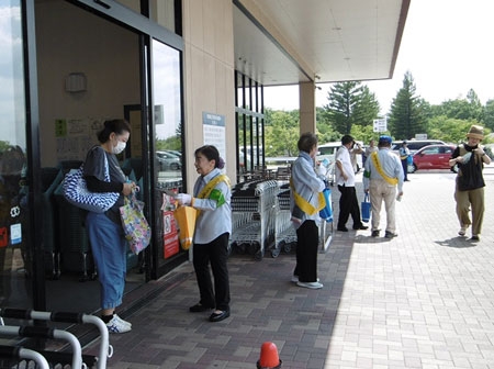 カナートイズミヤ桂坂店で交通事故防止を呼び掛け