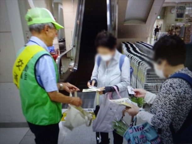 イズミヤ六地蔵店で横断歩道の歩行者優先を呼び掛け