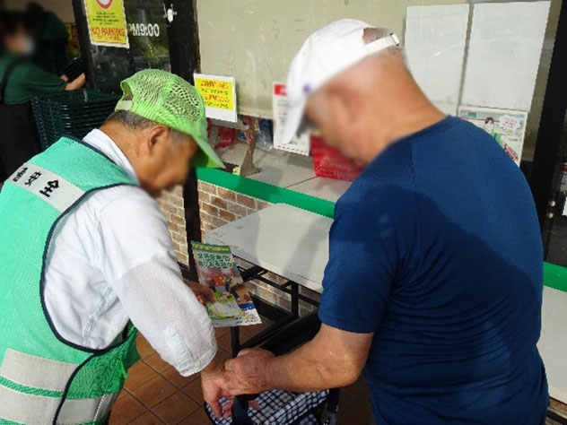 業務スーパー男山店で自転車の安全利用を呼び掛け！