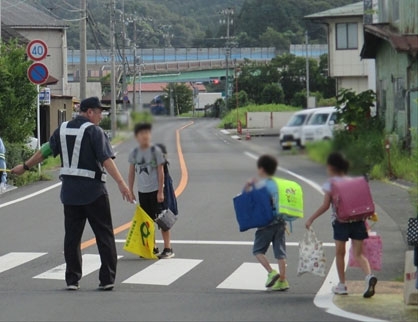 吉津小学校の通学路で見守り活動