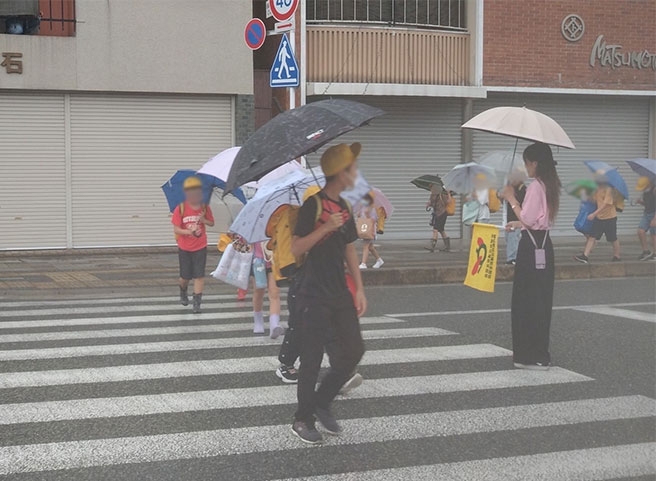 犬石書店前で通学路の見守り活動