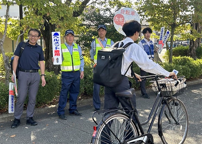 亀岡高校で自転車ヘルメットの着用を呼び掛け✨