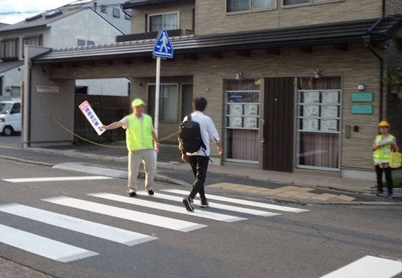 イオンモール北大路周辺で横断歩道の歩行者優先を呼び掛け