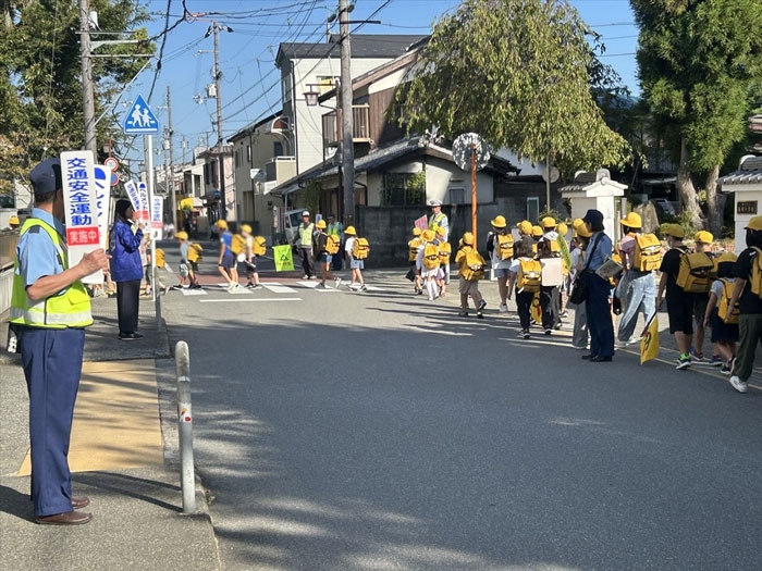 亀岡小学校周辺で通学路の見守り活動