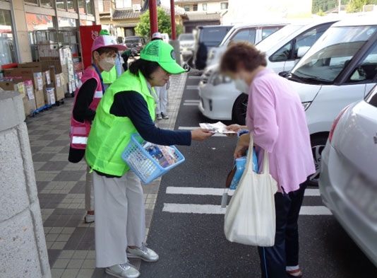 業務スーパー青野店で交通事故防止を呼び掛け