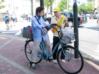 西大路通丸太町交差点で自転車の安全利用を呼び掛け