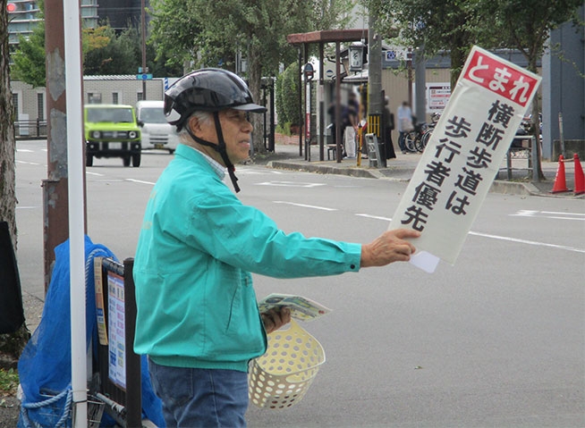 下鴨中通北山交差点で横断歩道の歩行者優先を呼び掛け