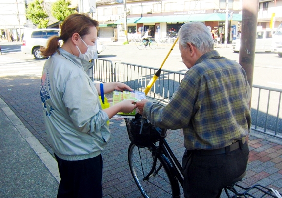 上七軒交差点で自転車の安全利用を呼び掛け