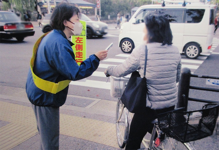 川端通三条交差点周辺で自転車ルールの周知活動