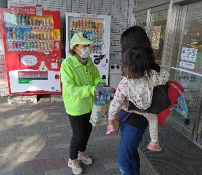 ショッピングセンターマインで年末の交通事故防止府民運動を呼び掛け