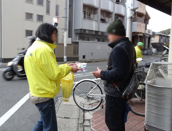 スーパー周辺で交通事故防止を呼び掛け