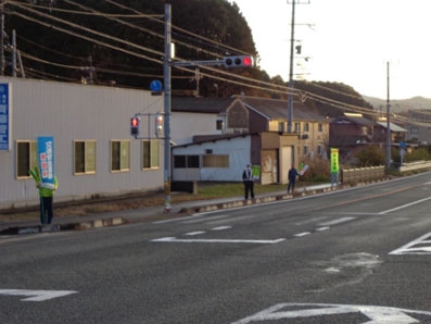 JR渕垣駅前交差点で早めのライト点灯を呼び掛け