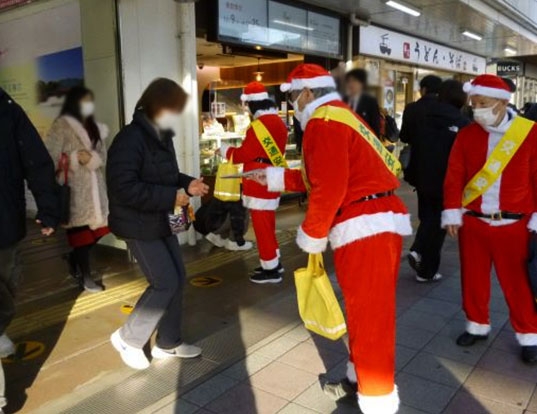 山科駅前でサンタクロースが交通事故防止を呼び掛け