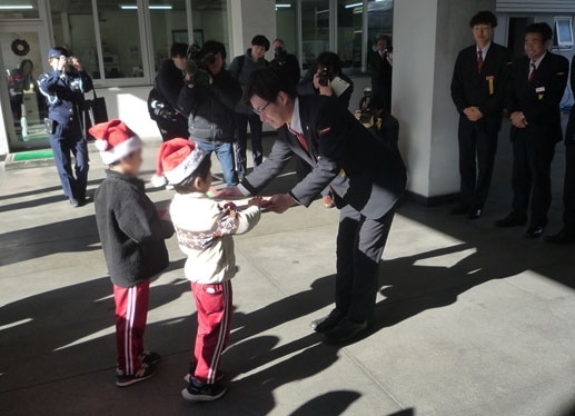 彌榮自動車で「交通安全お届けサンタ～早めのライトオンで事故防止～」✨