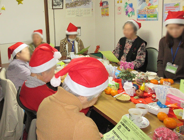 クリスマス会で高齢者の交通事故防止を呼び掛け✨