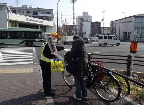 イズミヤ白梅町店前で自転車安全利用五則をアピール✨