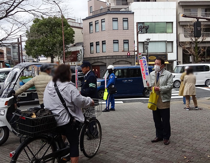 丸太町通東大路交差点で自転車のヘルメット着用を呼び掛け