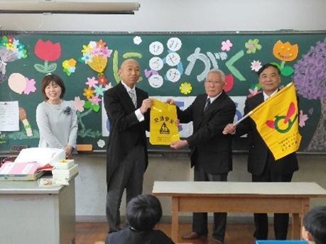 新小学1年生へランドセルカバーなどを贈呈✨